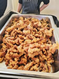 ビュッフェトレイに盛られた豚肉の唐揚げ
