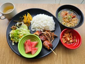 バーベキュー、サラダ、野菜炒め、スイカ、スープヌードルの昼食