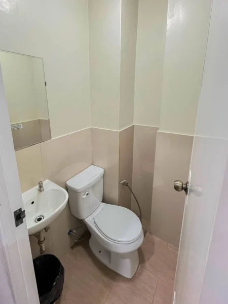 鏡付き洗面台とトイレ、ゴミ箱を備えた1人部屋Bのトイレットルーム