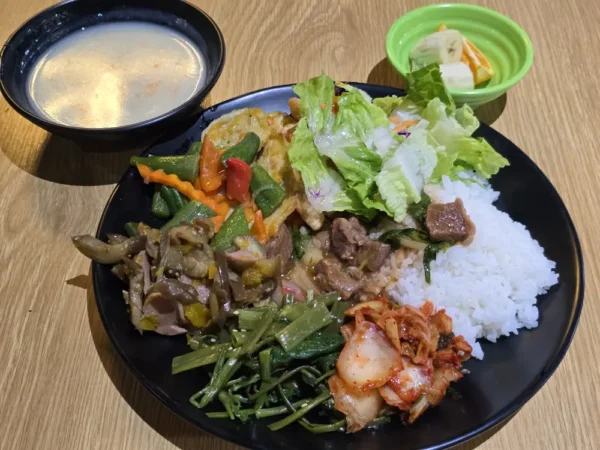 3種類の野菜料理、オムレツ、牛肉煮込みにクラムチャウダーとフルーツを添えた夕食