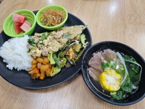 天ぷら、豚肉や野菜の炒め物、パンシット、豚肉のブラロ風スープの夕食