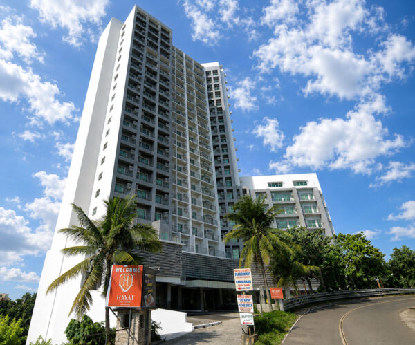 道路から見たCPIの外部寮Premium Residence(Hayat Sky Towers)の外観