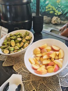 カウンターに並べられたリンゴとバナナ