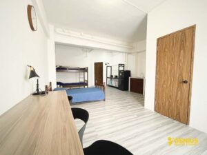 バルコニー側から見た簡易キッチン付きの1人～3人部屋全景