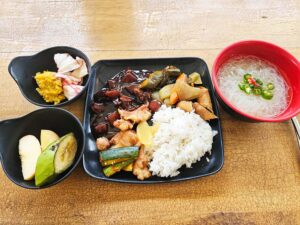 豚肉の唐揚げ、ルンピアと野菜炒めに、チキンヌードル、サラダを添えた昼食