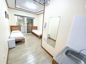 2台のベッドが配置された二人部屋仕様のスタジオツインシェアルーム