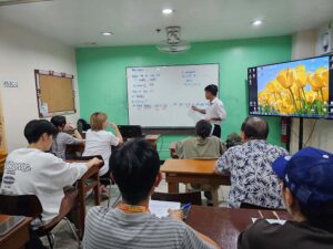 ブリティッシュアクセントクラスで講師の説明に聞き入る生徒たち