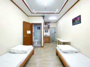 屋内型バルコニー側から見た、ミニシンクとバスルームのあるツインルーム