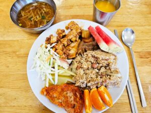 チヂミ、サラダ、麻婆豆腐、アドボ、オレンジ、もやしスープの昼食