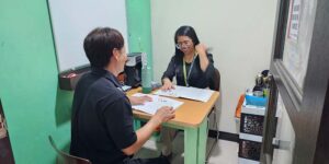 スピーキングのマンツーマン体験授業で笑顔で会話する学生と講師