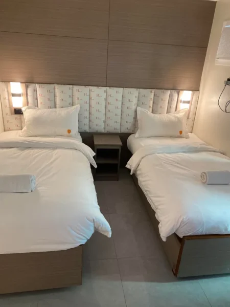 シングルベッド2台が設置されたCPIの外部寮Premium Residence（Hayat Sky Towers）のシングルルーム