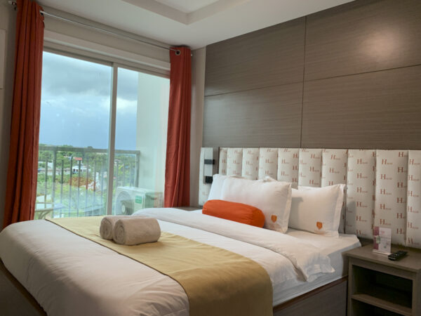CPIの外部寮Premium Residence(Hayat Sky Towers)のバルコニー付きシングルルーム