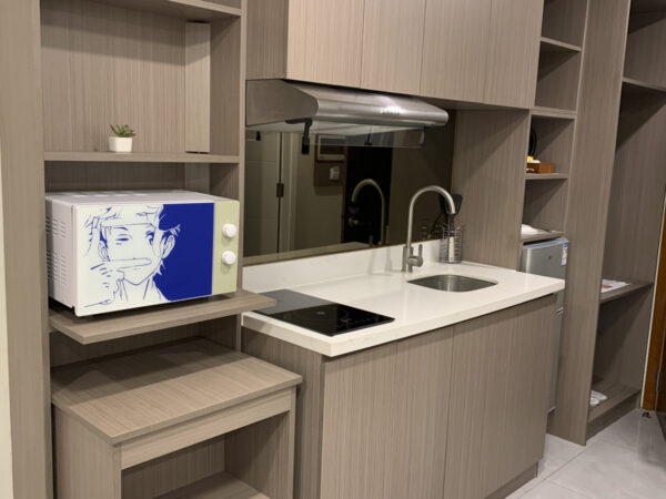 電子レンジ、IH調理器、換気扇、シンクを備えた、シングルルームのミニキッチン