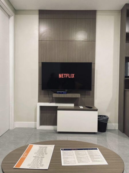 壁掛けテレビが設置されたダブルルーム(2人部屋)のリビング
