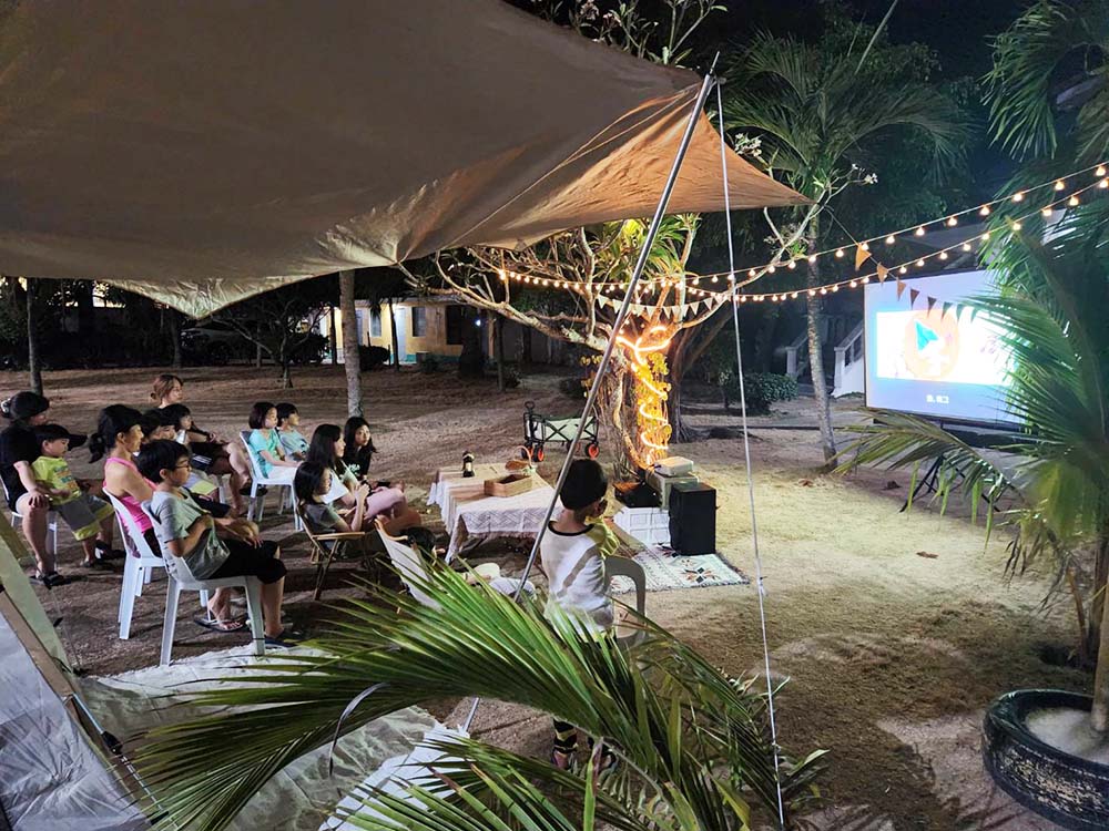 CIJの校庭で定期的に開催されている屋外映画鑑賞