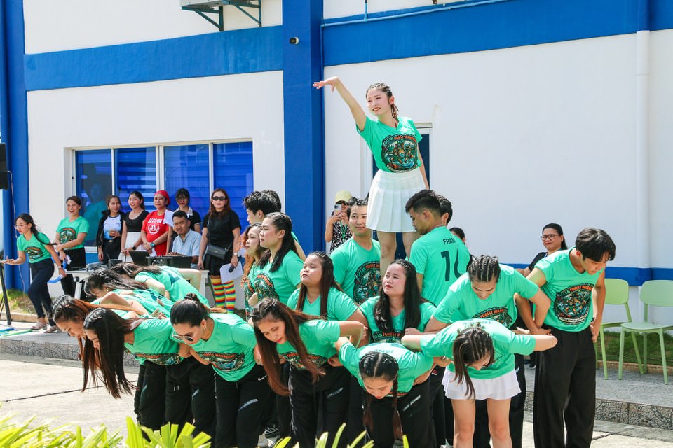 English Dayのチアダンス大会で人間ピラミッドを披露するPhilinter Academyの講師と学生たち