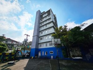 校庭から見たCNSの校舎側面