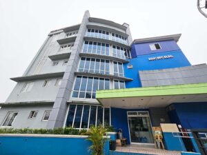 バギオ市街地の主要道路に建つCNS校舎
