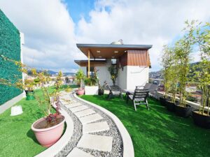 竹などの鉢植えやベンチがある綺麗に整備された屋上スペース