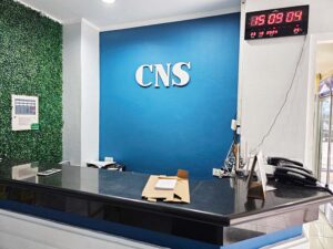 フロントデスクのカウンターとCNSのロゴ