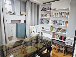 本棚とガラステーブルのある小さなライブラリ