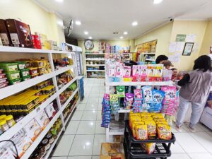 韓国製品が並ぶ校舎併設のミニマート