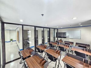 大きなモニターとホワイトボードが備わったグループ教室