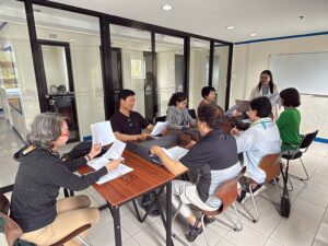 グループクラスを行う講師と7人のシニア学生