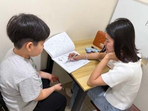 マンツーマンクラスを行う講師とジュニア学生