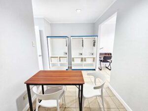 ワードローブ、小さなテーブルと椅子があるダイニングエリア