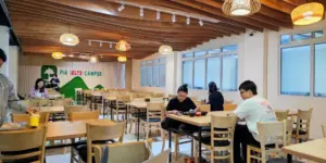 PINES IELTSキャンパスの食堂で昼食をとる数人の学生たち