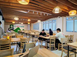 PINES IELTSキャンパスの食堂で昼食をとる数人の学生たち