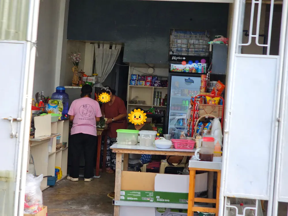 キャンパス近くにあるフィリピンの飲み物やスナックを並べたサリサリストア