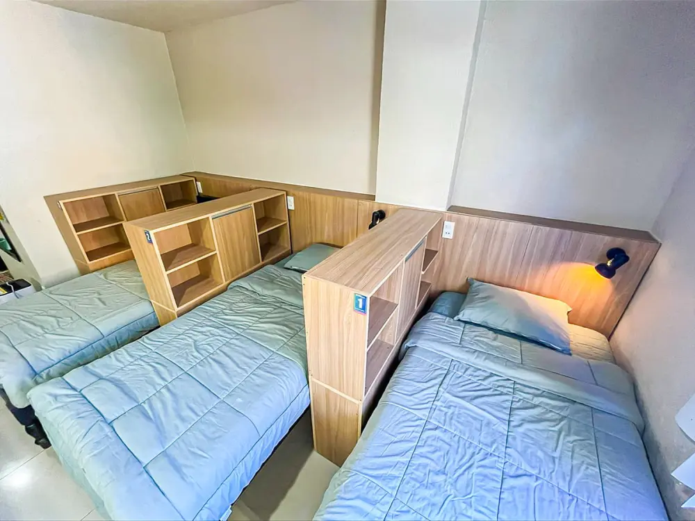 棚で仕切られたトリプルベッドのPINES IELTSの学生寮