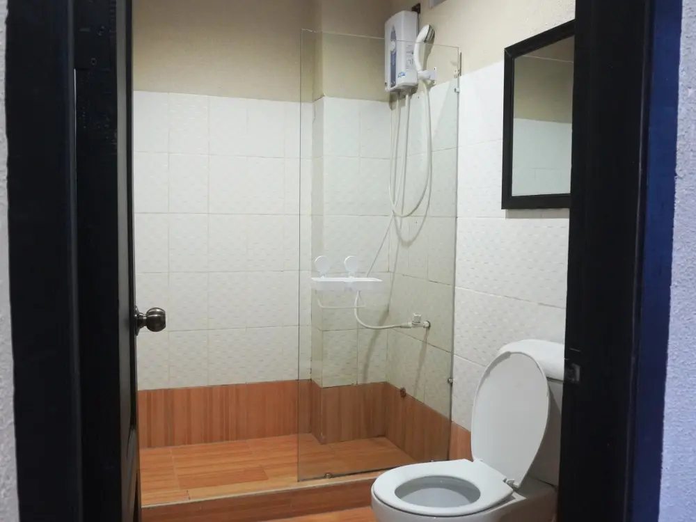 学生寮のバスルームの入口から見たシャワーとトイレ