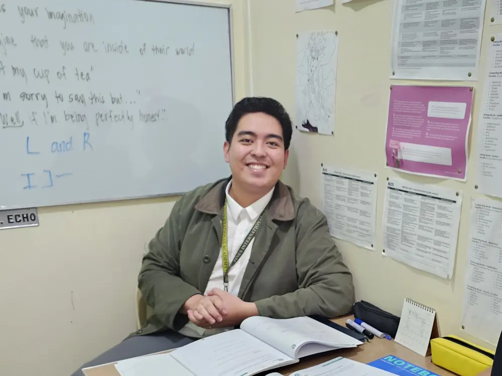 写真のために笑顔を見せるPINES IELTSのエコー先生