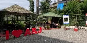 A&Jメインキャンパスの鉢植えと松の木に囲まれた校庭と2棟のフィリピン風東屋