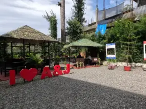 A&Jメインキャンパスの鉢植えと松の木に囲まれた校庭と2棟のフィリピン風東屋