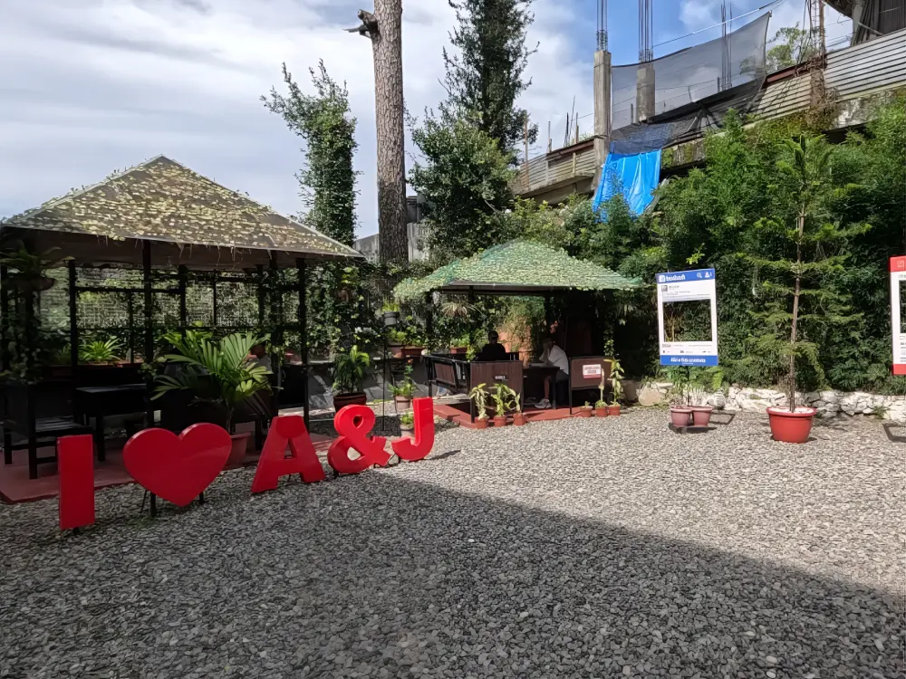 A&Jメインキャンパスの鉢植えと松の木に囲まれた校庭と2棟のフィリピン風東屋