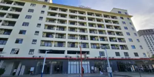 セブ・マクタン島にあるB’Cebu（ビーセブ）の8階建ての大きな校舎外観