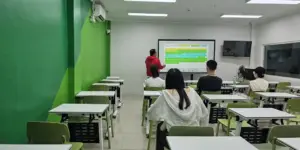 インタラクティブスマートボードを使用して授業を行っているIELTSグループクラス