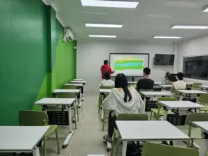 インタラクティブスマートボードを使用して授業を行っているIELTSグループクラス