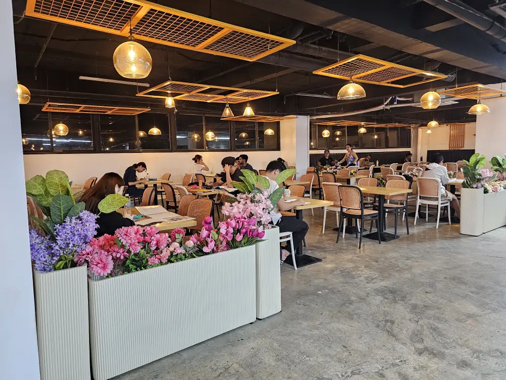 ビーセブの2階にある明るいスタディーホールで自習をしている多くの学生