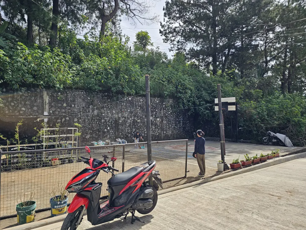 A&J Main Campusの向かい側あるバスケットボールコートを撮影するGrit留学のジェニー