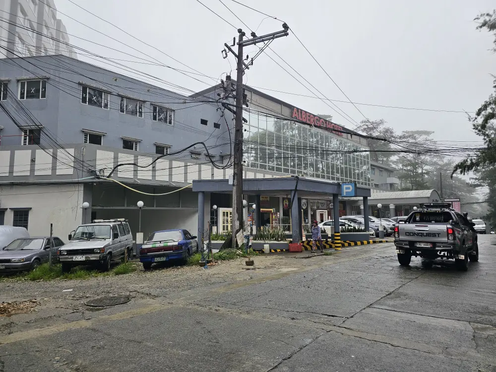 メイン通りに面したパインズメインキャンパス隣のアルベルゴホテル