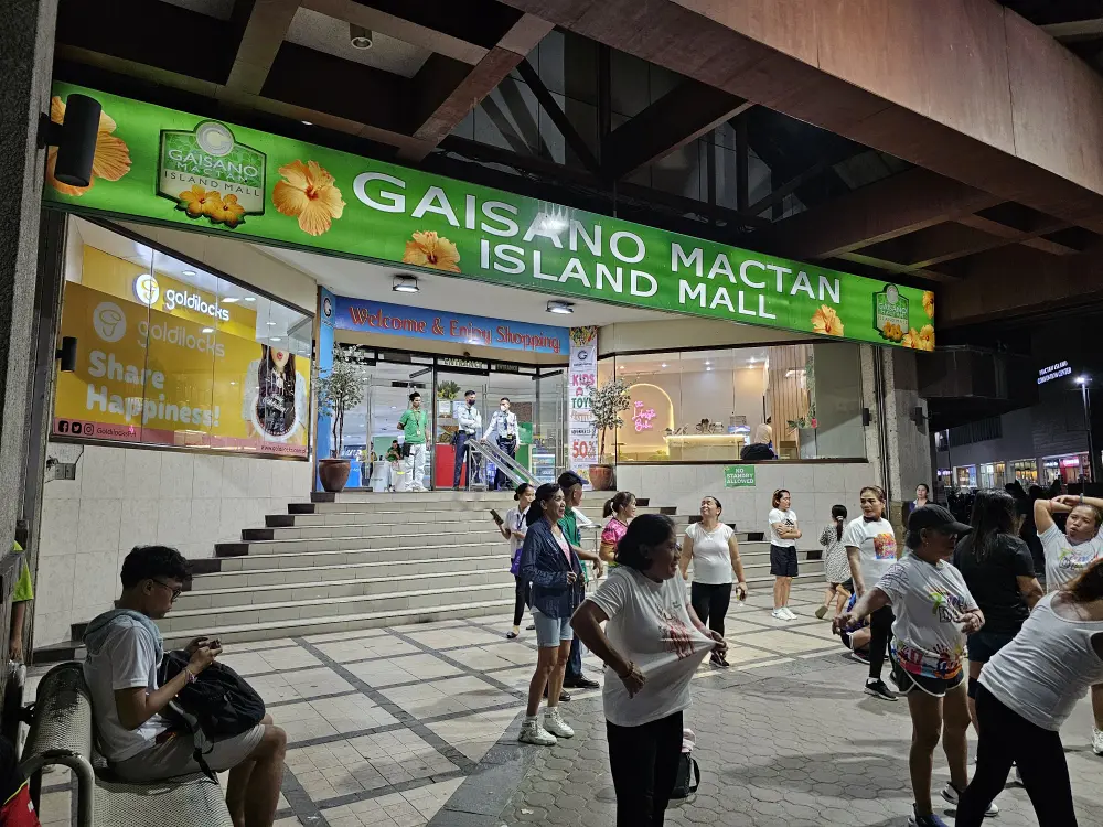 Gaisano Mactan Island Mall前でズンバに参加するフィリピン人たち