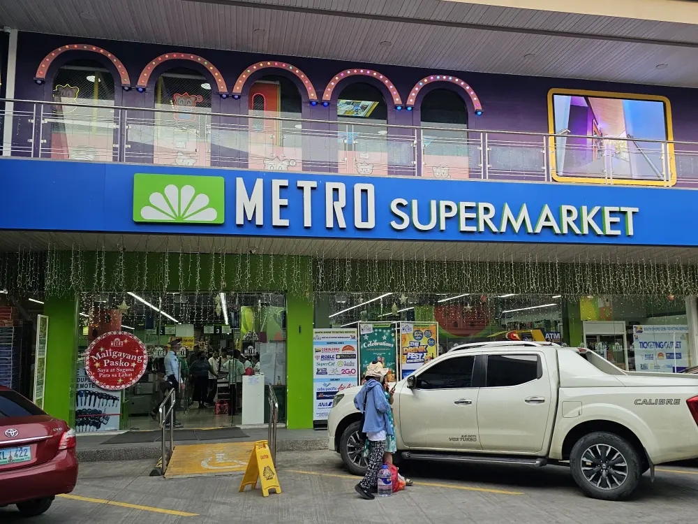 LG Garden Walk Mactanの駐車場から見たMetro Supermarketの外観