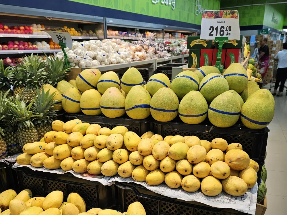 メトロスーパーマーケットの果物売り場に並ぶマンゴーとポメロ