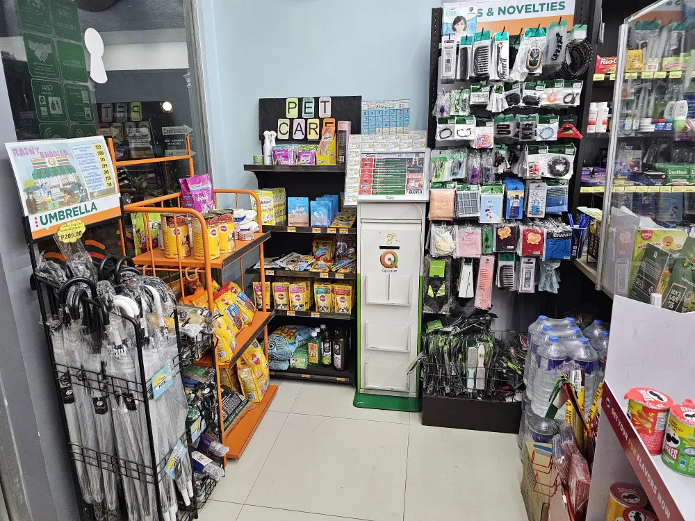 セブンイレブン店内に並ぶスナック類、ボトルウォーター、ヘアアクセサリー