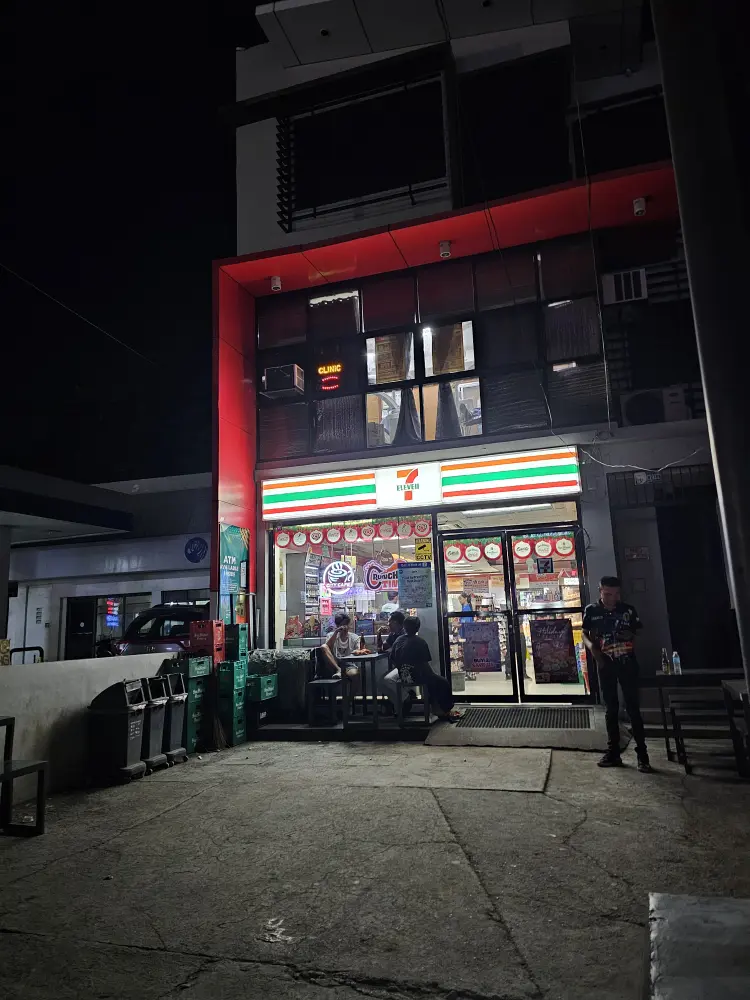 Philinter Academyから徒歩約5分の距離にあるセブンイレブンの外観